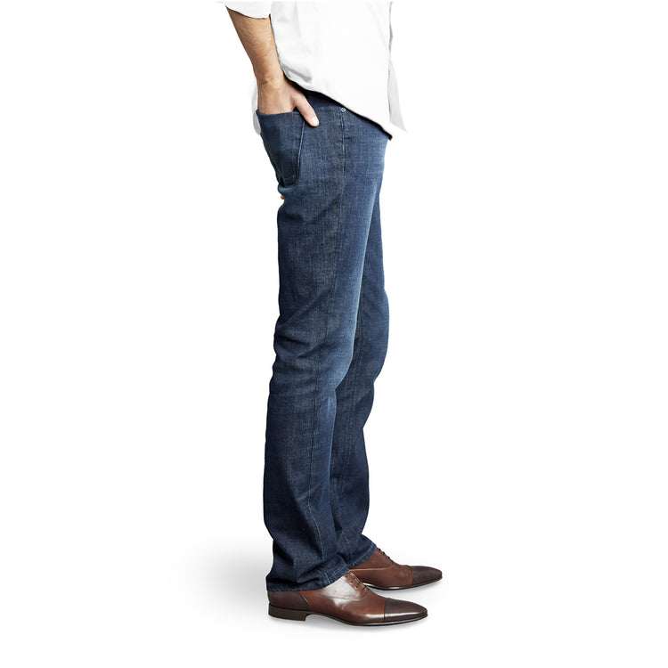 Men wearing Azul oscuro/medio Straight Crosby Jeans
