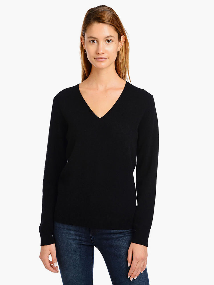 Women wearing Black Cashmere Oversized V-Neck Willow Sweater