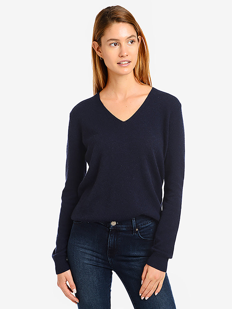 Women wearing Azul marino Cashmere Oversized V-Neck Willow Sweater